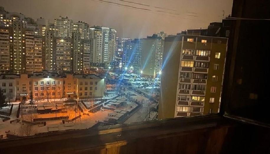 На Дарниці жінка намагалась вистрибнути з 12 поверху з 3-річним сином