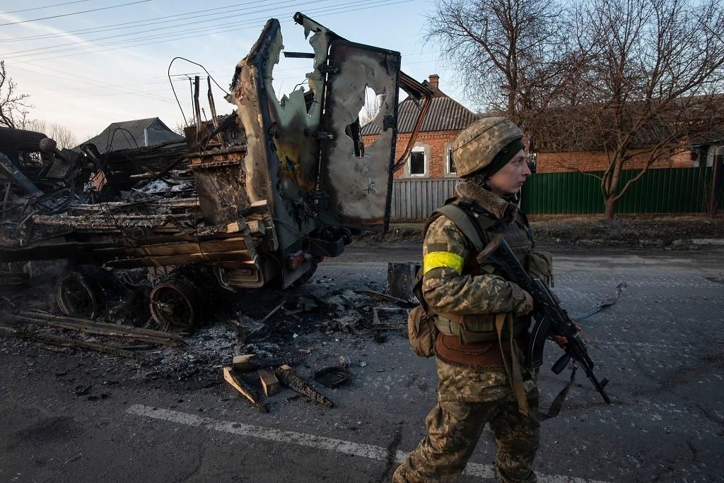 український військовий розбита ворожа техніка