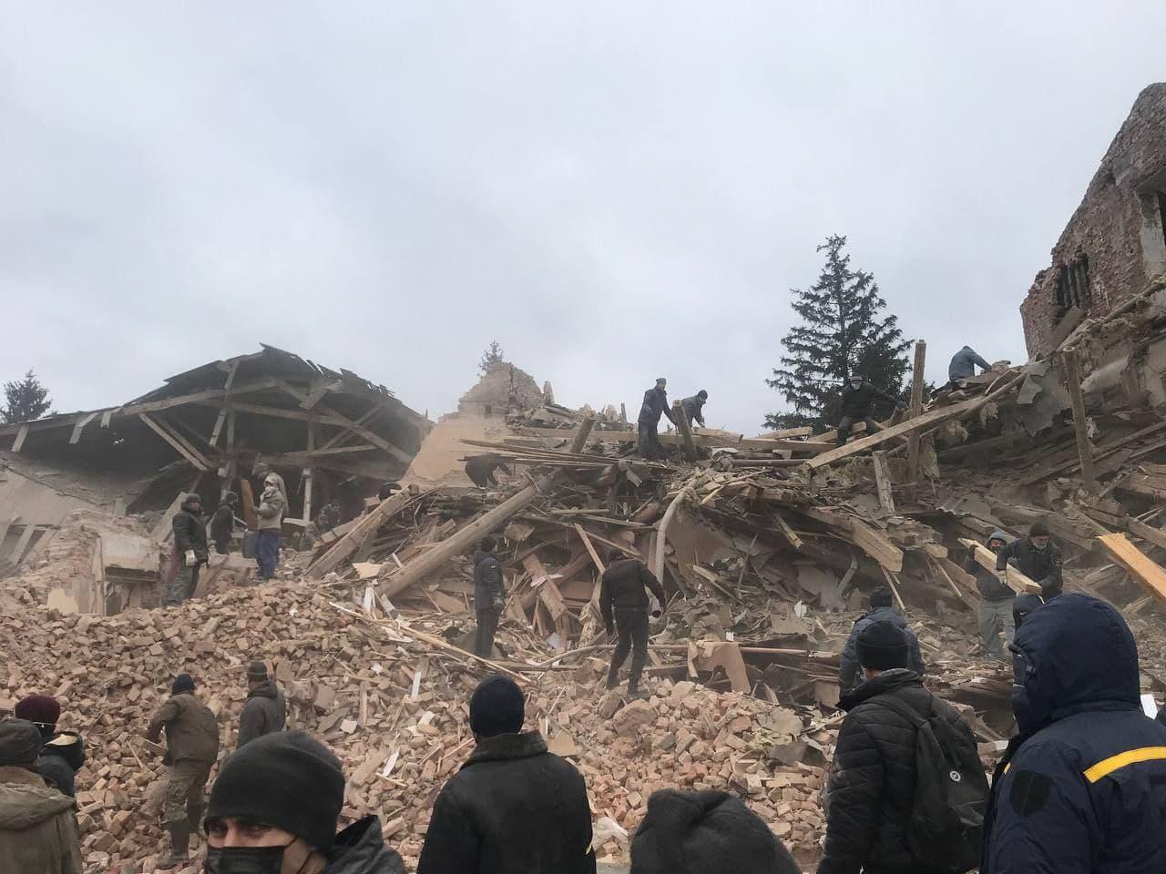 Війська РФ почали атакувати вакуумними бомбами, в Охтирці загинули 70 військовослужбовців (ФОТО, ВІДЕО)