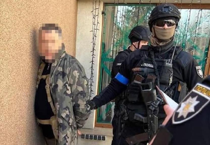 Киянин “нацькував” озброєних поплічників на патрульних, які зупинили його дружину