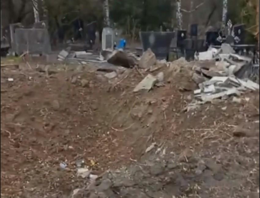 Розбиті надгробки та величезна воронка: як виглядає Берковецьке кладовище зараз