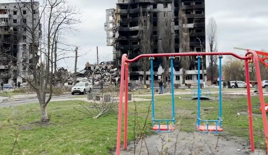 У центрі Бородянки під завалами почали знаходити перші тіла людей