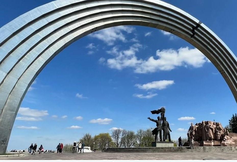 В центрі Києва демонтують скульптуру робітників. Що буде з Аркою дружби народів