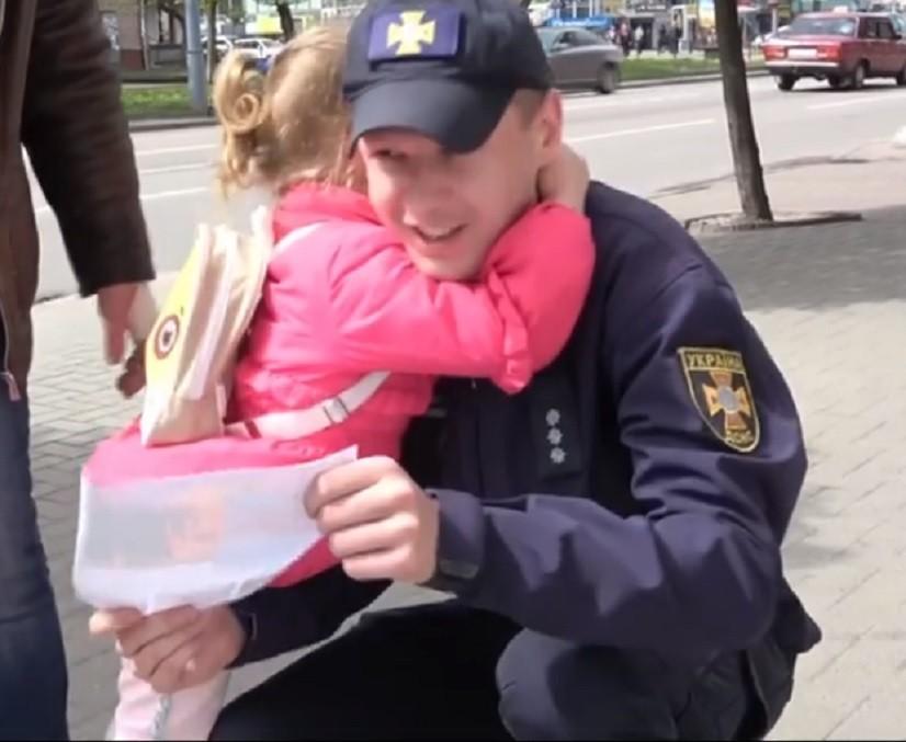 Мімімішність зашкалює: На Прикарпатті дівчинка з Київщини обійняла рятувальника