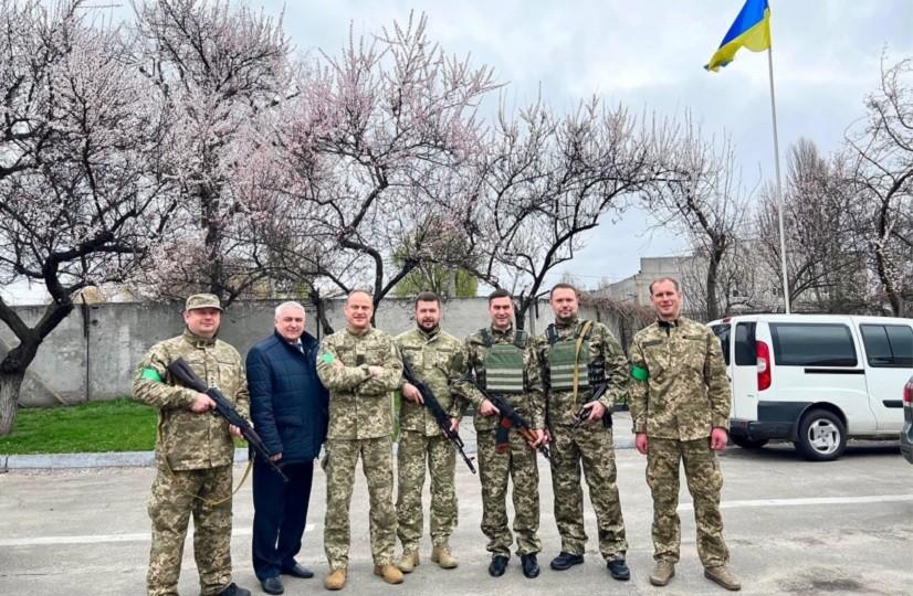 “Печерні розваги”: Українці обговорюють фото Шкарлета та Луцького у військовій формі зі зброєю