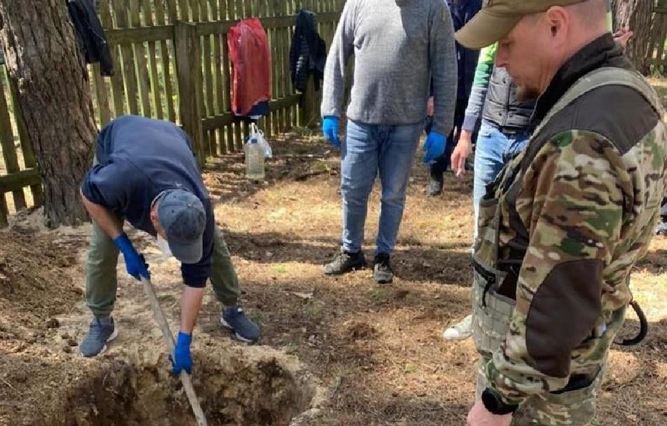 Розстріляли та переїхали танком. Під Києвом виявили тіла жорстоко вбитих молодиків