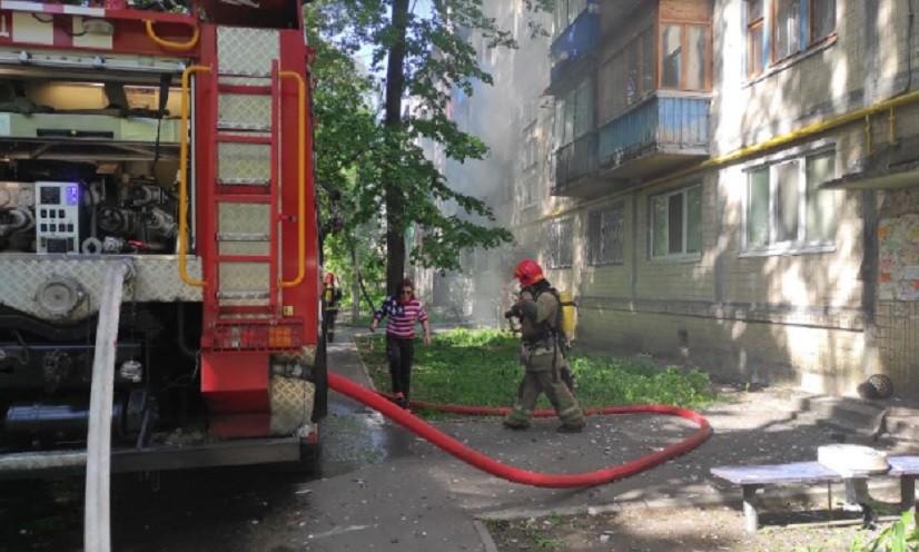 На Подолі горить житловий будинок