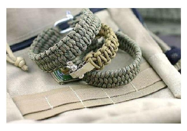 Киян кличуть на плетіння аксесуарів, що рятують життя захисників