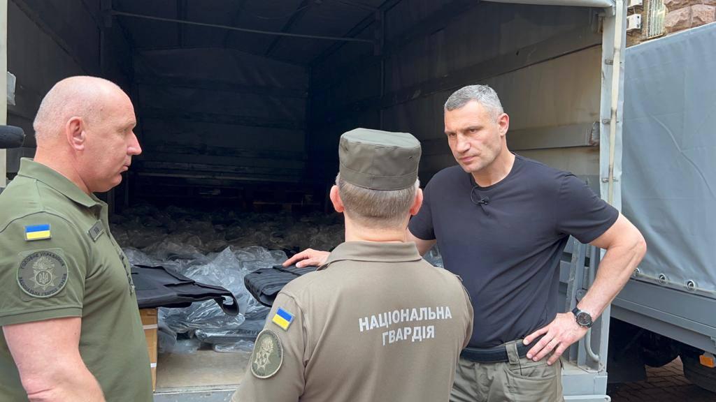 Київ передав захисникам Нацгвардії 1200 бронежилетів