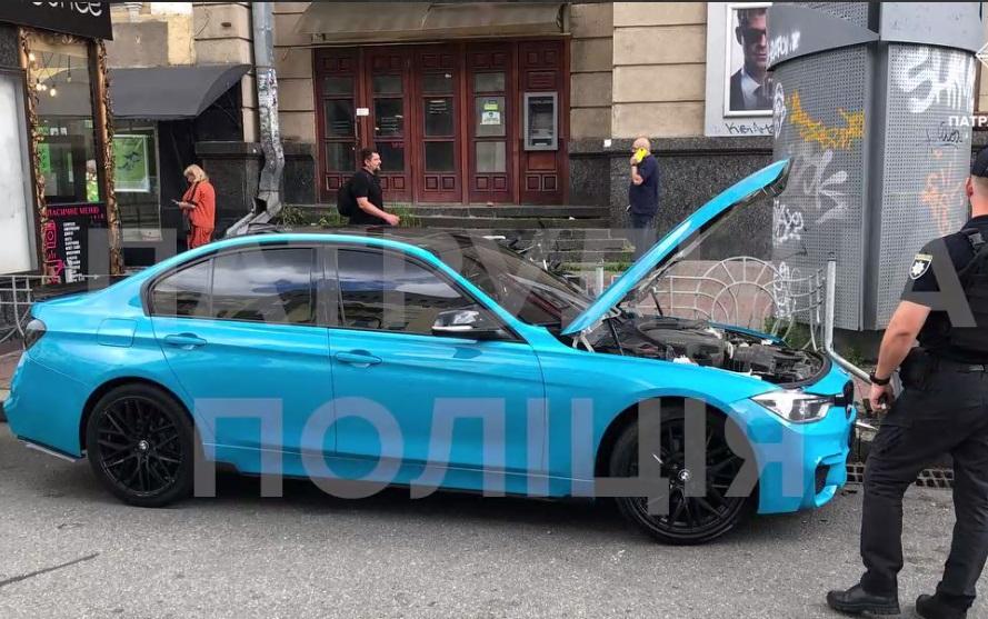 В центрі Києва “гонщик” на BMW вилетів з перехрестя прямо в огорожу (ВІДЕО)