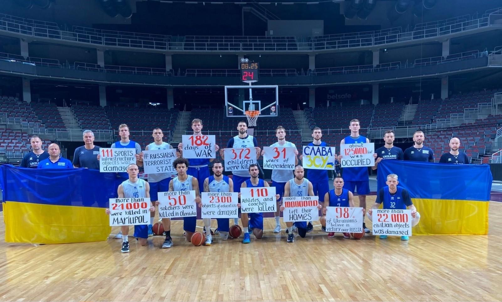 Українські баскетболісти провели в Ризі акцію до Дня незалежності України