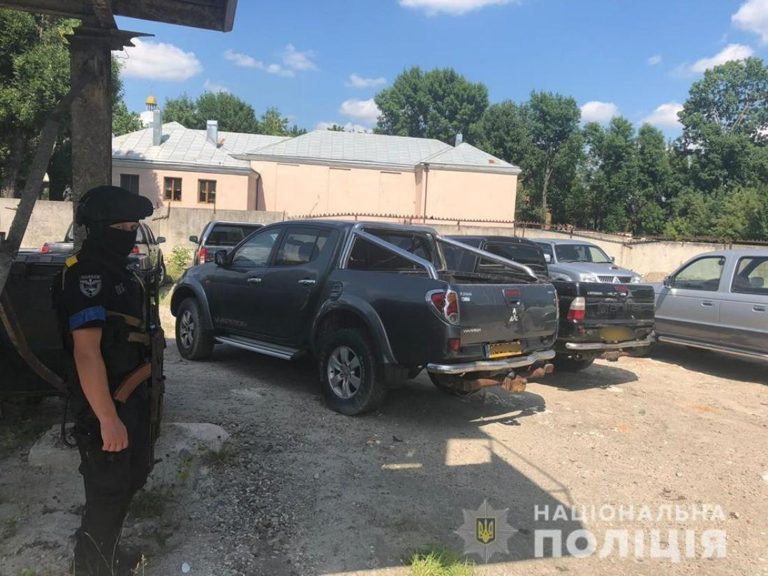 Злочинці торгували автомобілями для ЗСУ, отриманими як гуманітарна допомога