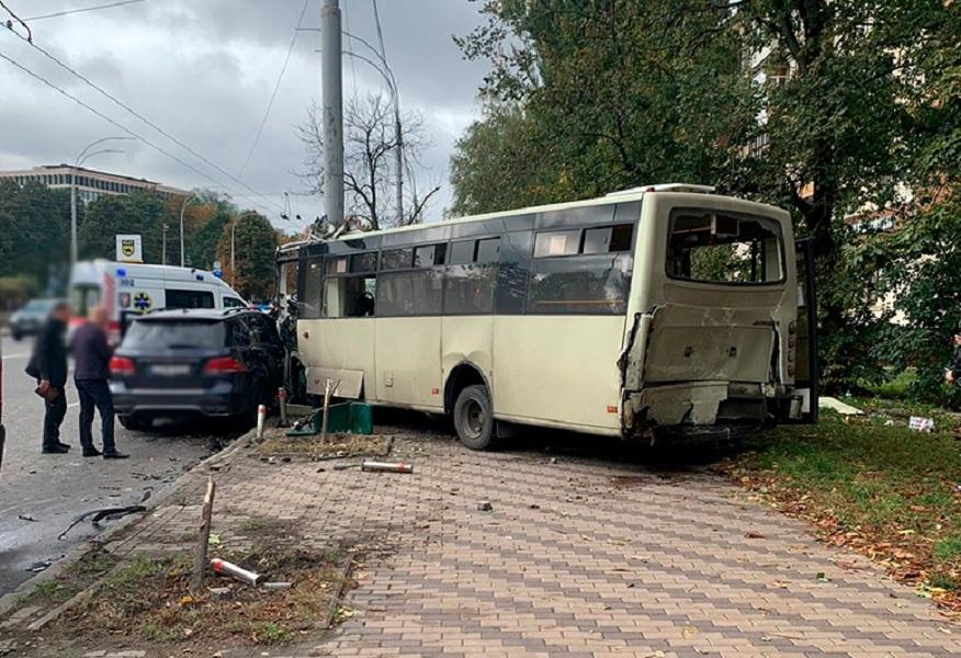 Масштабна ДТП на Повітрофлотському: водій позашляховика був “під кайфом”