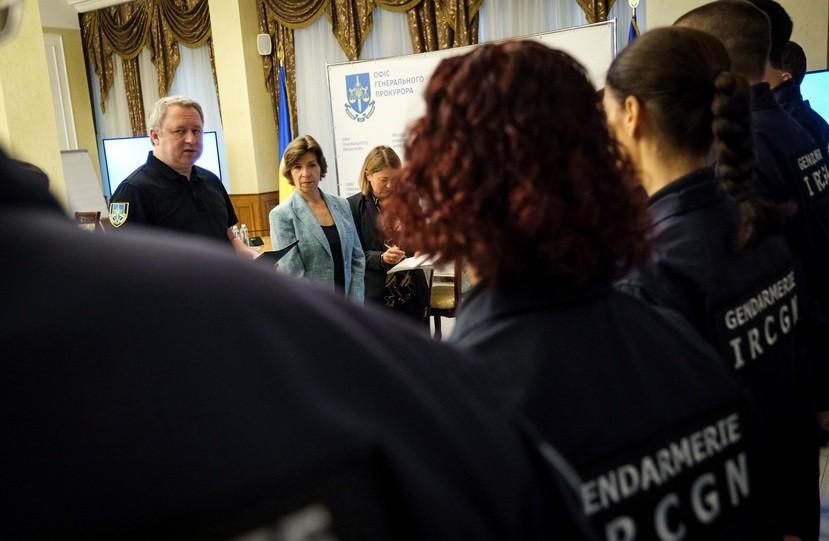 Глава МЗС Франції “привезла” до Києва групу експертів для розслідування злочинів РФ