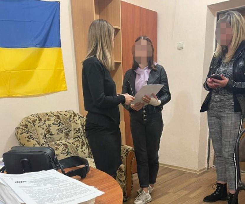 У Києві 16-річна студентка побила 13-річну школярку. Що загрожує кривдниці