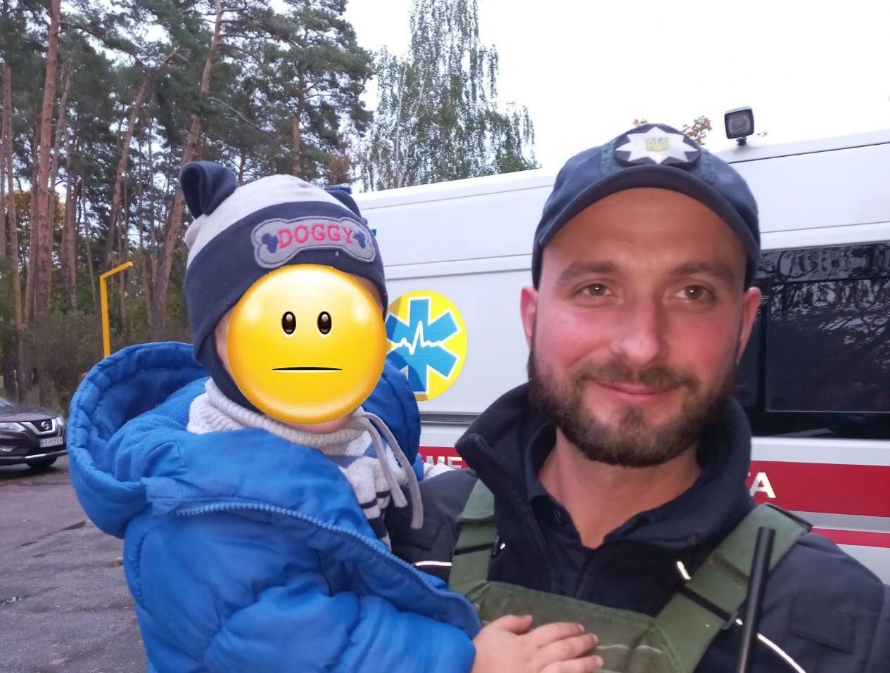 В Києві дуже п’яна жінка спала на землі, а поруч був маленький хлопчик