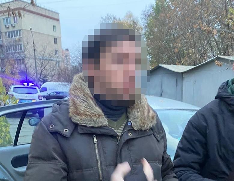 Киянин кілька років розбещував та зґвалтував 8-річну падчерку