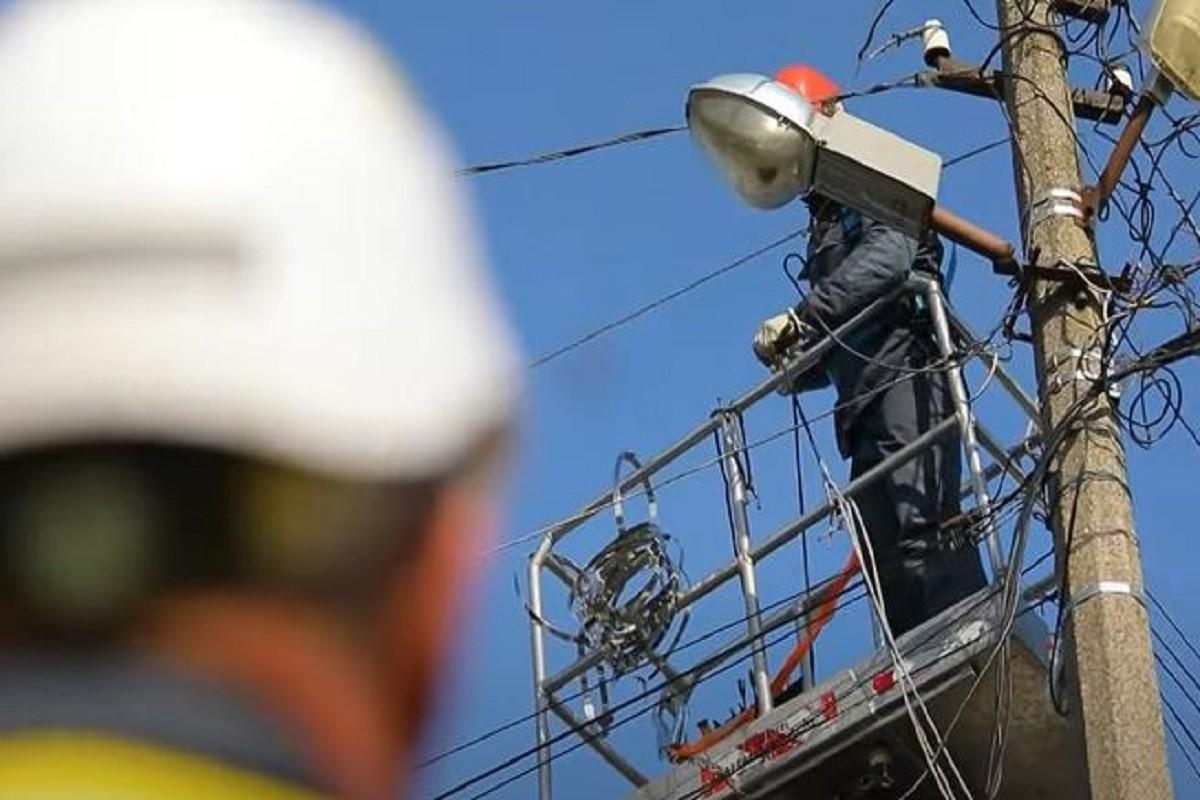 ДТЕК повернув світло  частині споживачів у Києві і на Київщині, роботи енергетиків ще тривають