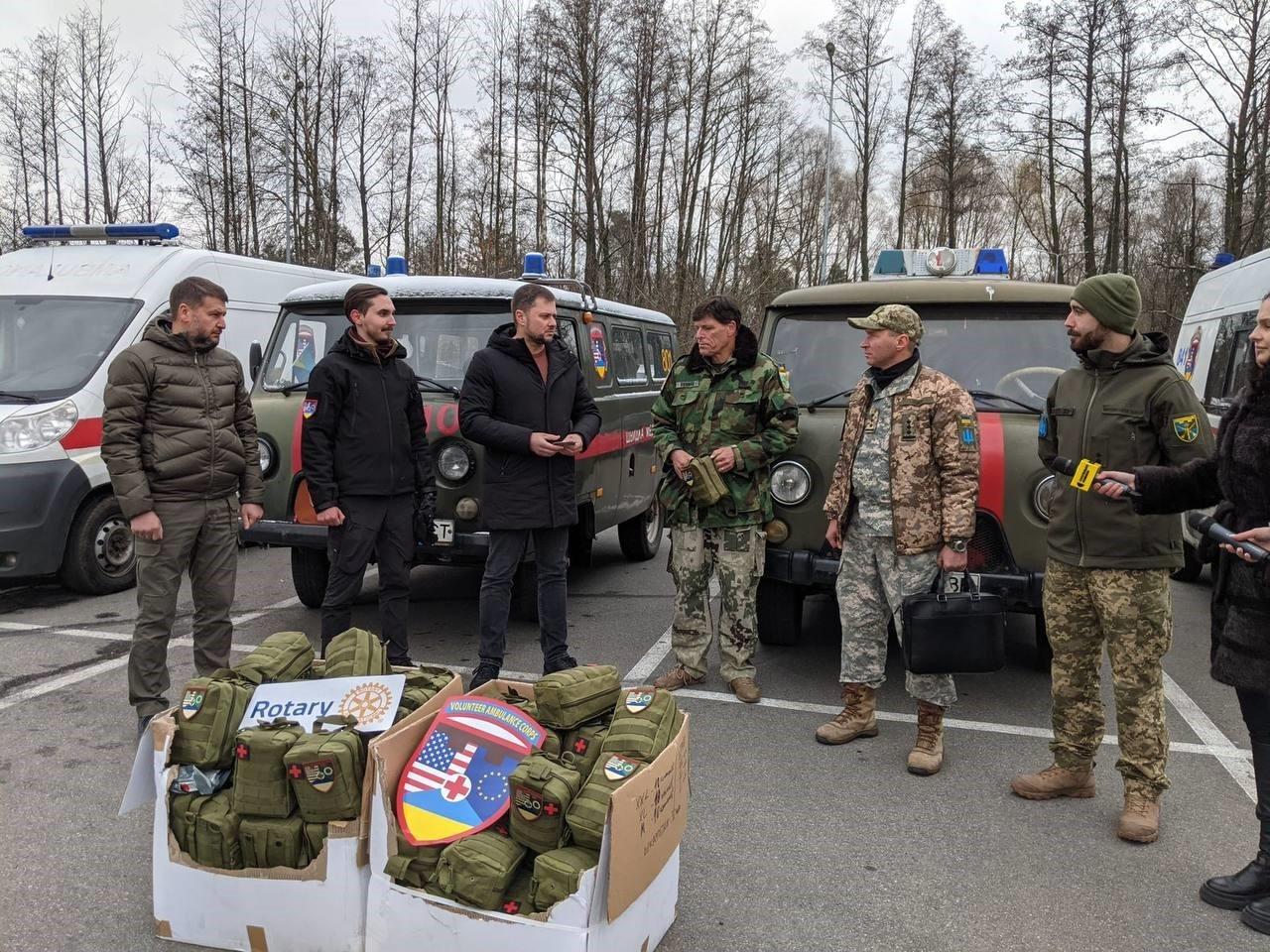 Облрада з активістами ремонтуватимуть старі “швидкі” та відправлятимуть їх на фронт