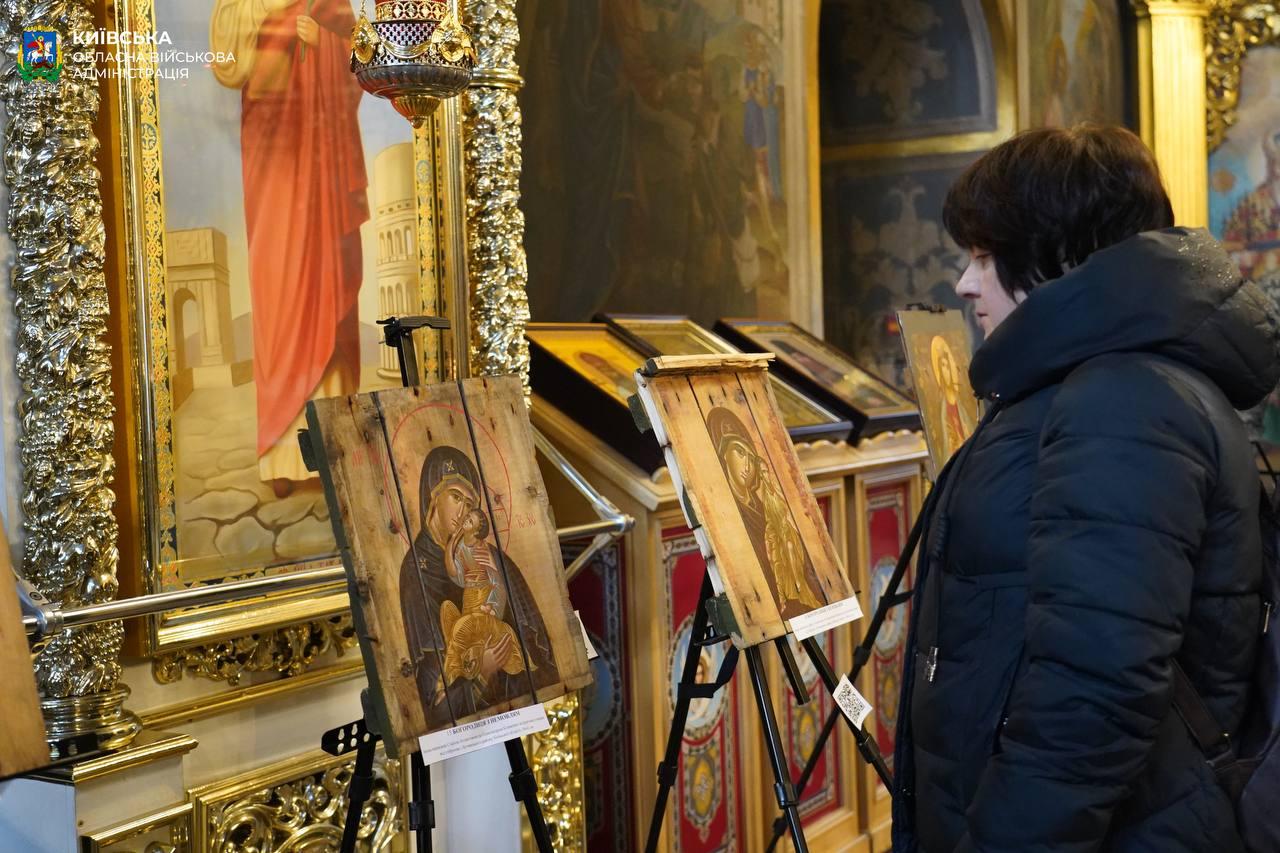 У Михайлівському соборі проходить благодійна виставка “Ікони на ящиках з-під набоїв”