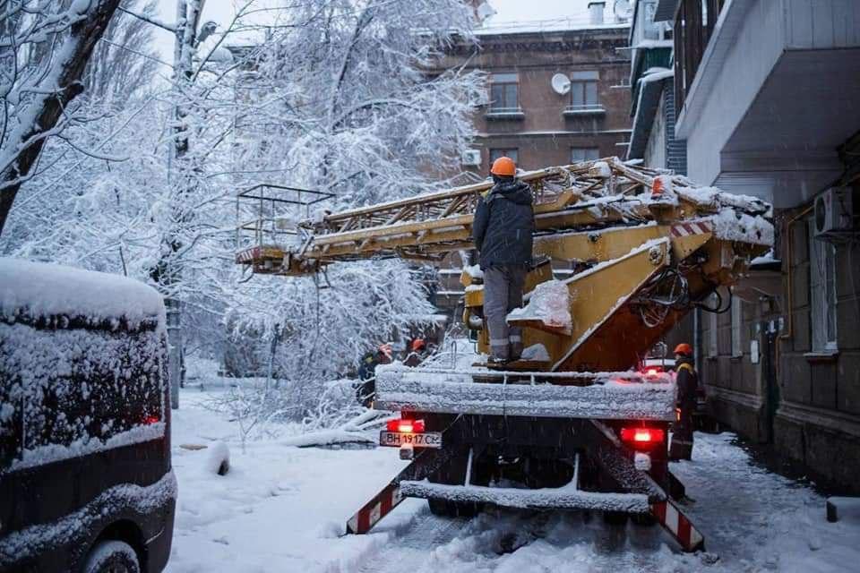 Енергетики відновили світло та заживили об’єкти критичної інфраструктури після нічної атаки