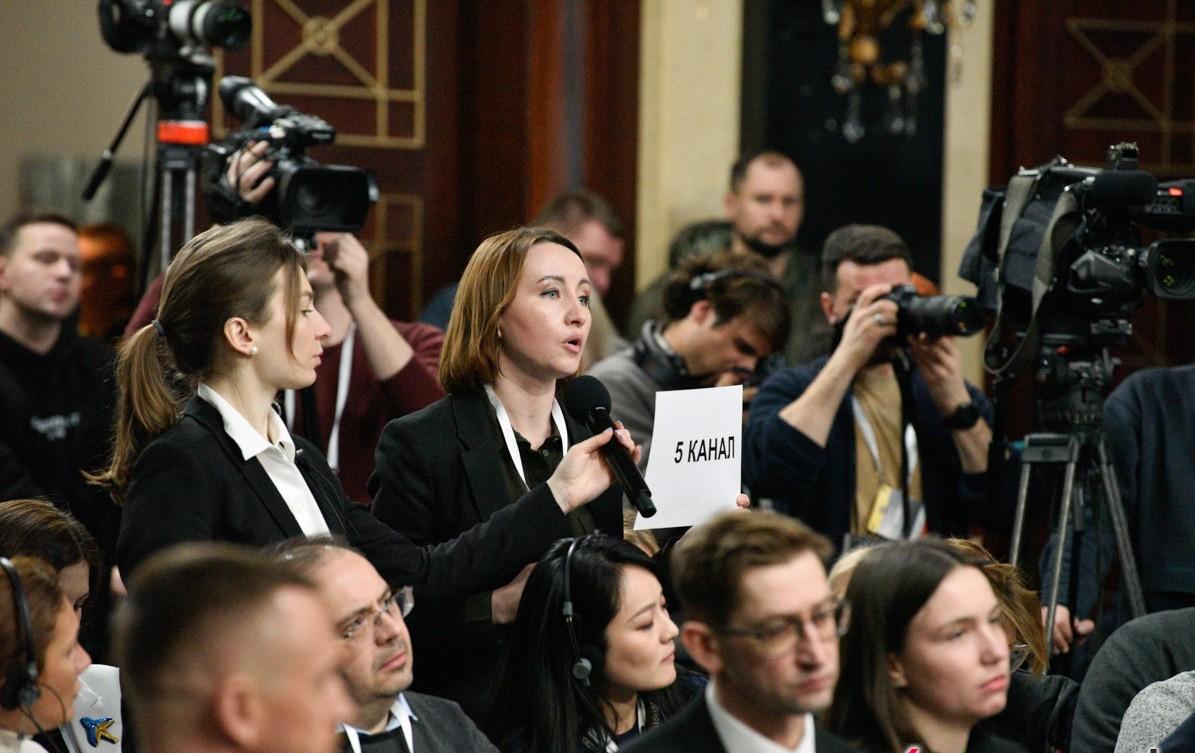 Журналістка “5-го каналу” зазнала кібербулінгу після “незручного” питання Зеленському на пресконференції