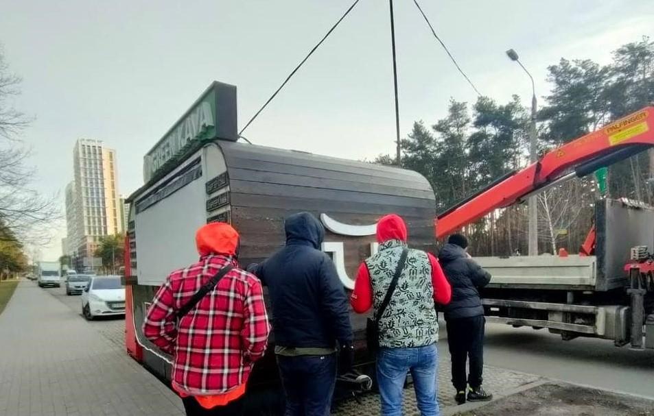 З’являються як гриби після дощу: комунальники демонтують незаконні торговельні ятки у Києві