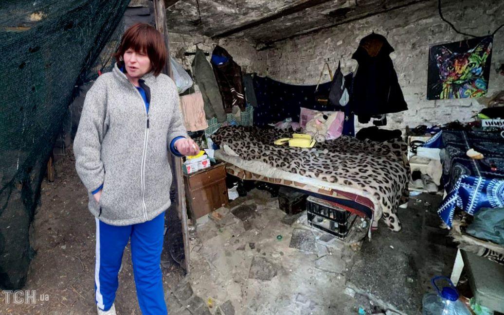 Жінка, яка жила з малюком у землянці на Печерську, обіцяє вчинити самогубство