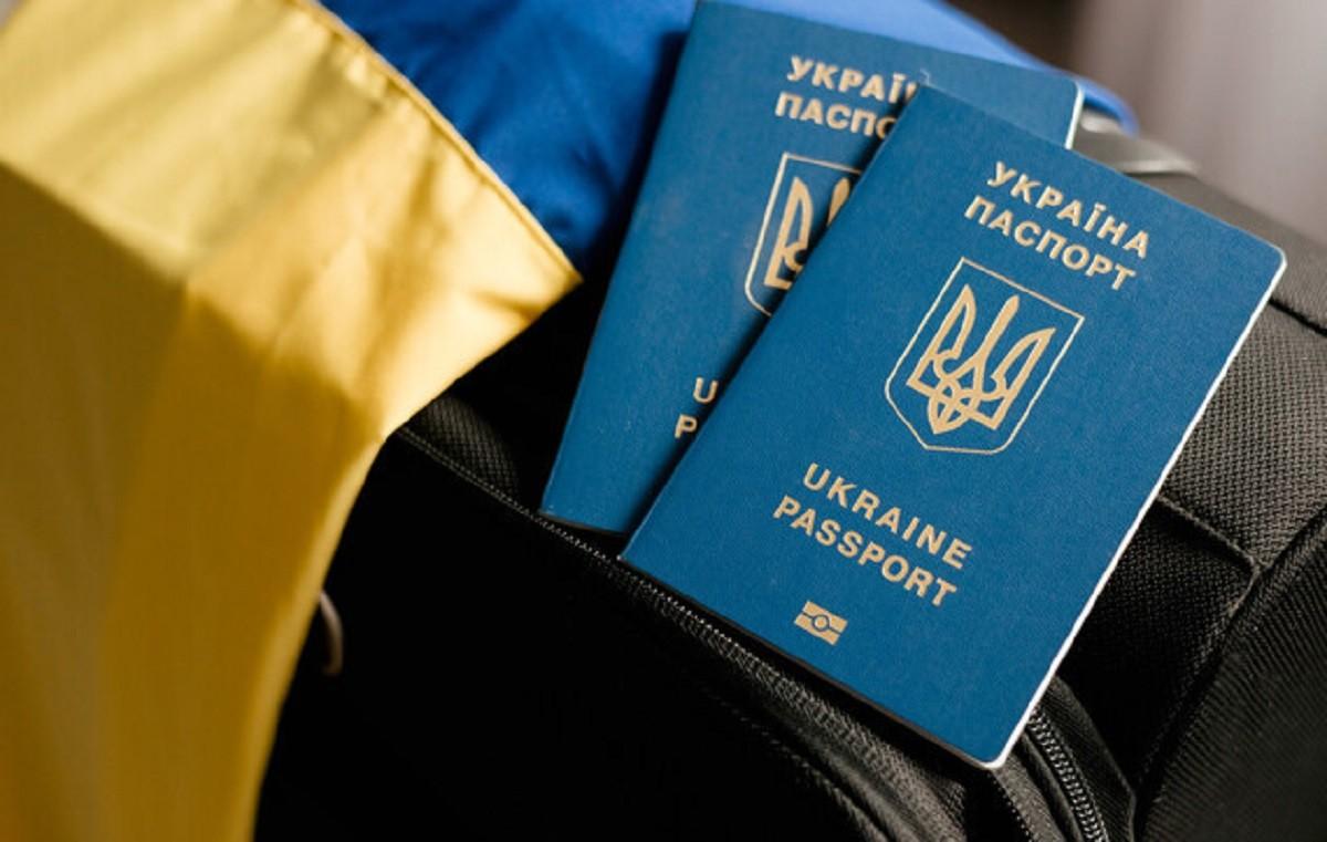 Помилки у паспорті знову в законі: перевірка документів триває
