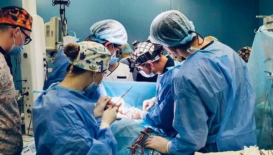 В Інституті Амосова провели операцію, яка тривала цілий робочий день