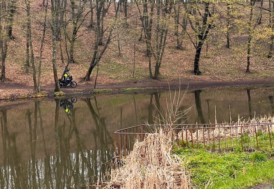 Голосіівці оголосили сафарі на мотоциклістів, які ганяють нацпарком