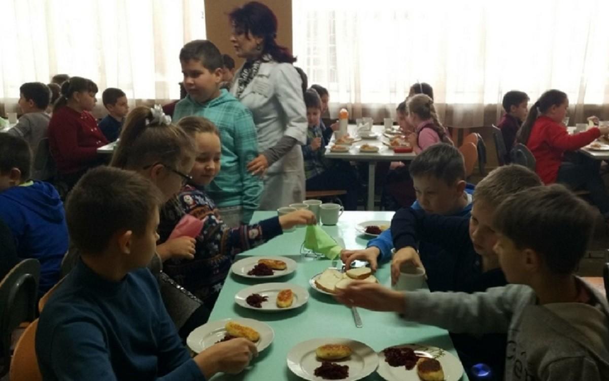 Частину шкільних їдалень планують залишити без кухарів