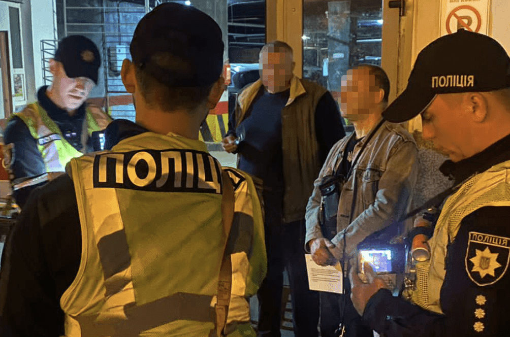 Дарма похизувався: правоохоронці вилучили у Віктора Павлика спецперепустку на проїзд