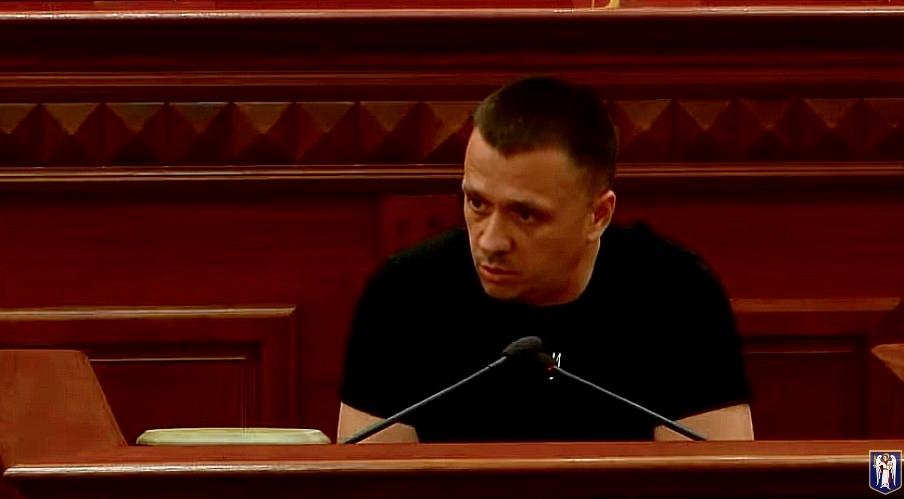 У Київраду все ж таки завітав голова Дніпровської РДА, аби пояснити навіщо барабани та овочерізки у шкільні укриття
