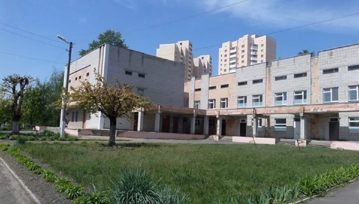 Житель Броварів 3 години возив лежачого хворого між корпусами лікарні, доки домігся госпіталізації