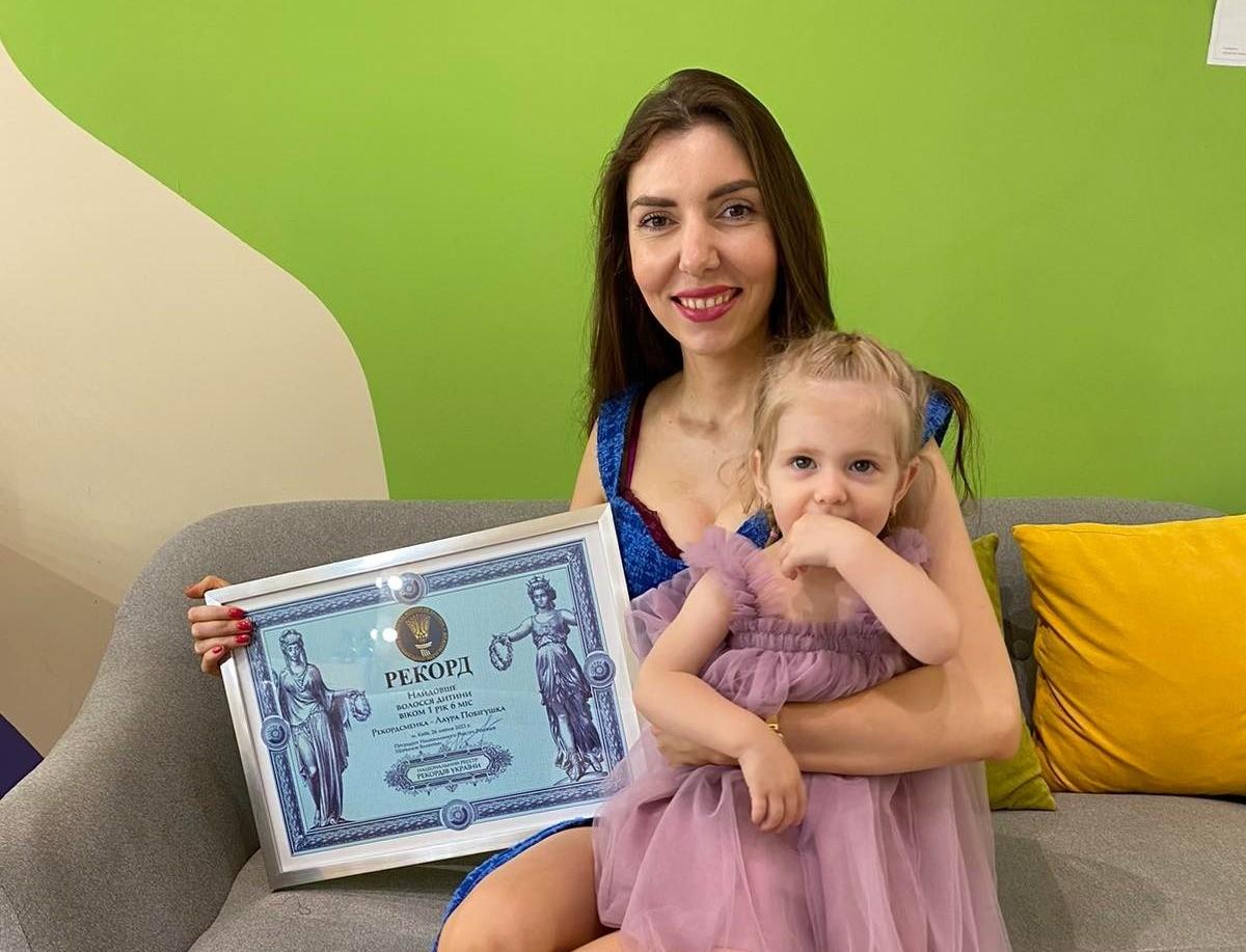 Встановлено рекорд: у Києві 1,5-річна дівчинка має найдовше в Україні волосся серед малюків