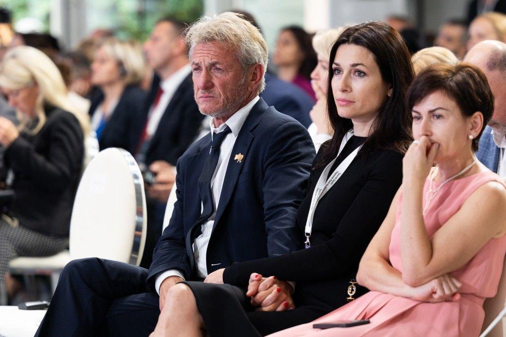 Режисер Шон Пенн приїхав до Києва зі своєю коханою, українською ведучою