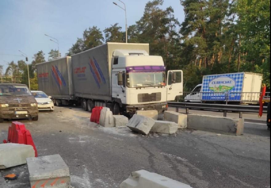 На в’їзді до Києва з боку Житомира вантажівка протаранила блокпост