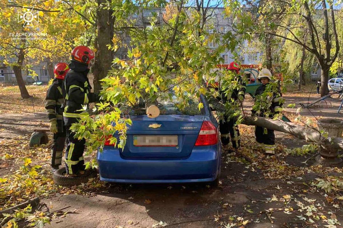 Негода завдала великої шкоди Київщині: є загиблий і постраждалий, пошкоджено будівлі і автівки, тисячі родин досі без світла