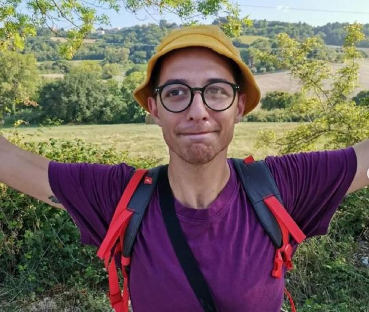 Мандрівник вирушив від польського кордону до Києва, щоб назбирати на сонячні панелі для лікарень та шкіл