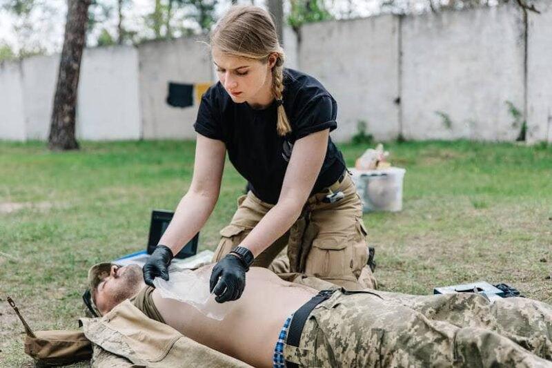 Госпітальєри навчають тому, як в нинішніх реаліях рятувати життя: розклад курсів на лютий