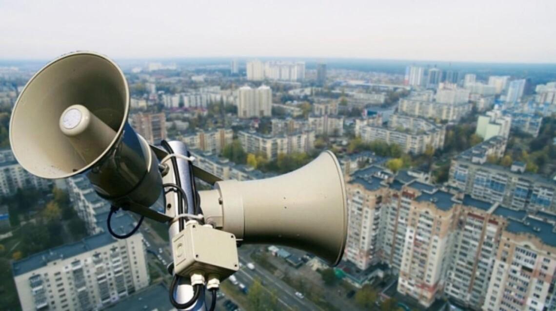 Чути звук шахеда, необхідно убезпечитись перш ніж прямувати в укриття, двері укриття з людьми всередині заблоковані – як діяти під час обстрілів з повітря