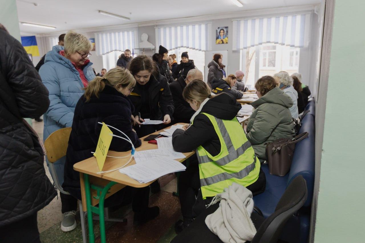 У найбільш постраждалих від атаки Дніпровському і Дарницькому районах працюють штаби допомоги