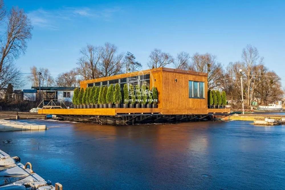 У Києві продають будиночок на воді із величезною терасою