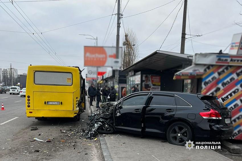 На Святошині “Тойота” влетіла у зупинку громадського транспорту, загинув чоловік