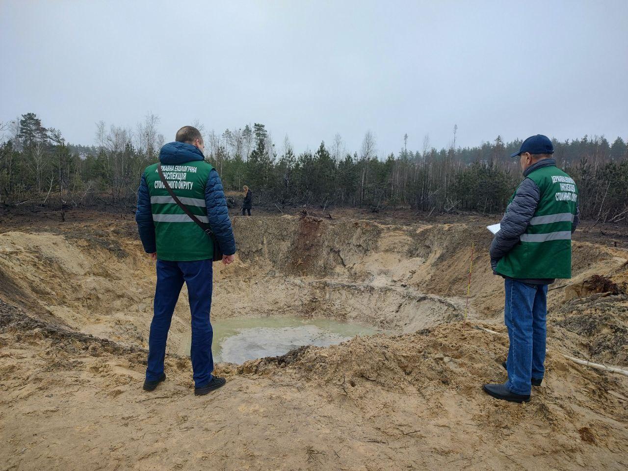 Знищено 700 дерев, випалено 2 тисячі “квадратів”: екологи вивчають, якої шкоди завдала довкіллю величезна вирва на Київщині