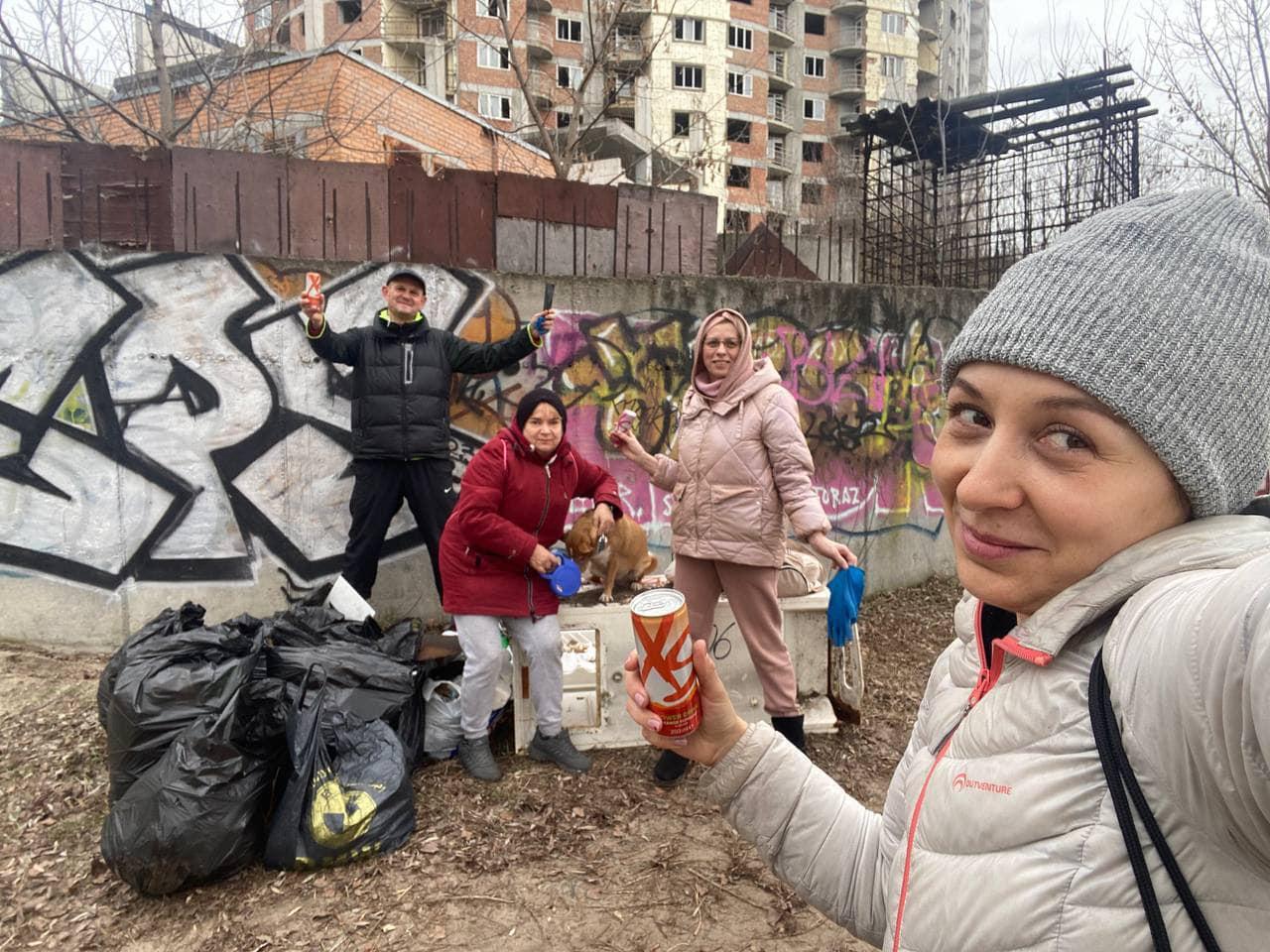 Чистота міста залежить від кожного: кияни власними силами прибрали біля озера на Позняках