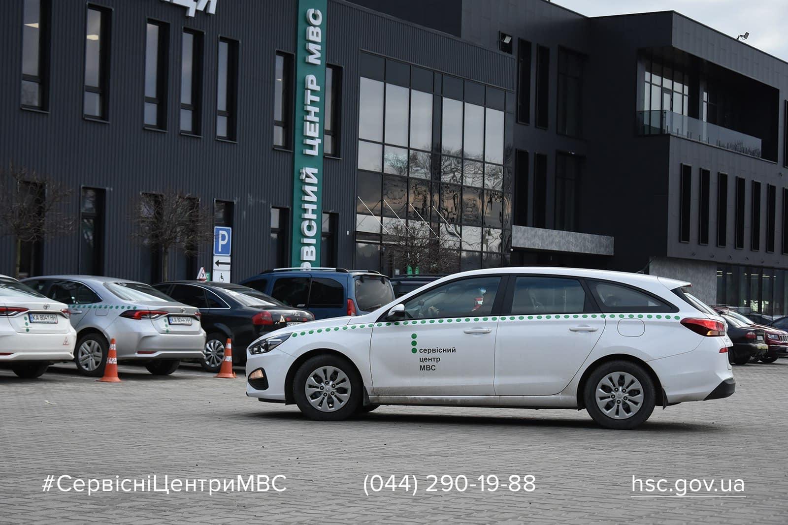 Люди з інвалідністю вже можуть скласти практичні іспити з водіння на автівках з ручним керуванням