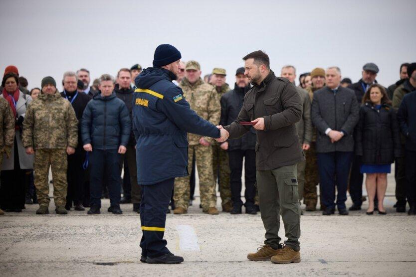 Зеленський нагородив захисників аеропорту у Гостомелі