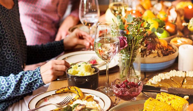 Як подолати наслідки переїдання: кілька дієвих лайфхаків від лікаря-дієтолога